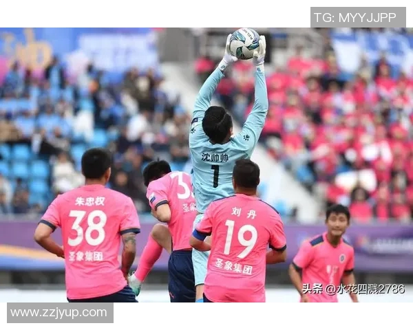 中国足球明星的名字与精彩瞬间图片大汇总，带你领略绿茵场上的风采与荣耀